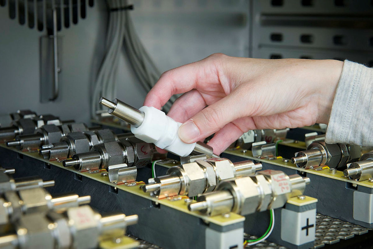 Hand greift ein Werkstück