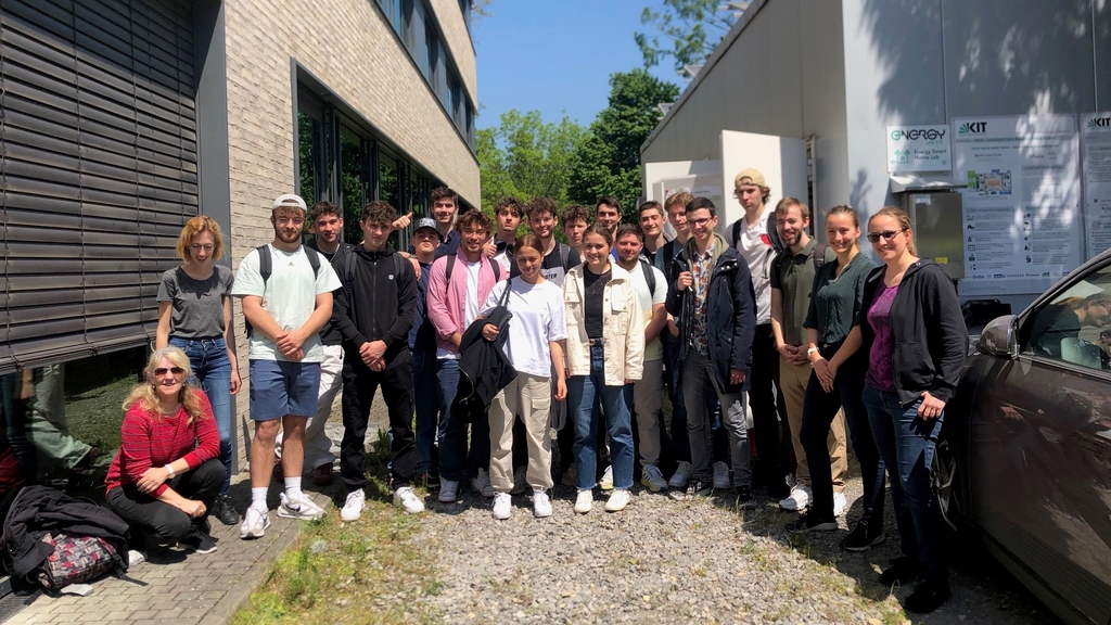 Bild der Schüler vor dem Energy Smart Home Lab