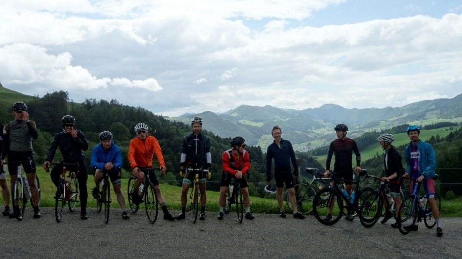 Fahrradfahrer vor Landschaft