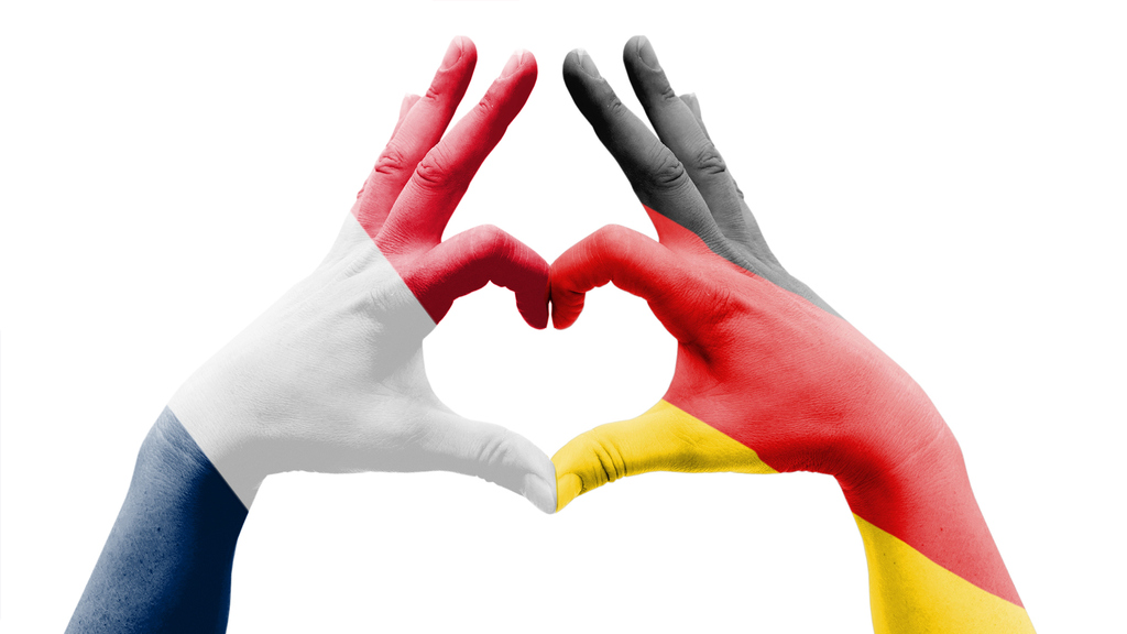 Deutsch-Französischer Tag - 2 Hände mit Deutscher und Französischer Flagge formen ein Herz